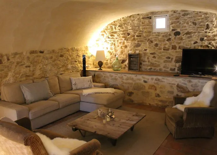 Mas Les Romarins, 10 Min D'uzes, Piscine Et Grand Jardin Clos, Jeux, Nid De Repos Et Base Pour Activites Dans Le Gard (adults Only) Villa